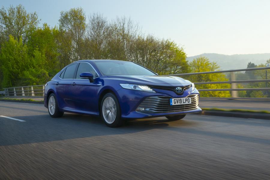  Toyota Camry Hybrid 2019 года  (UK) (фото 20 из 40)